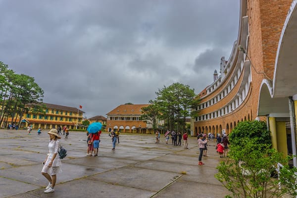 trường Cao Đẳng Sư Phạm Đà Lạt dưới mưa