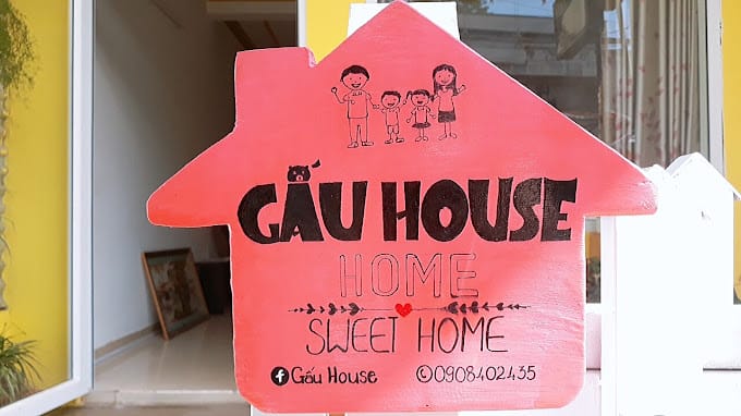biển hiệu Gấu House Homestay 