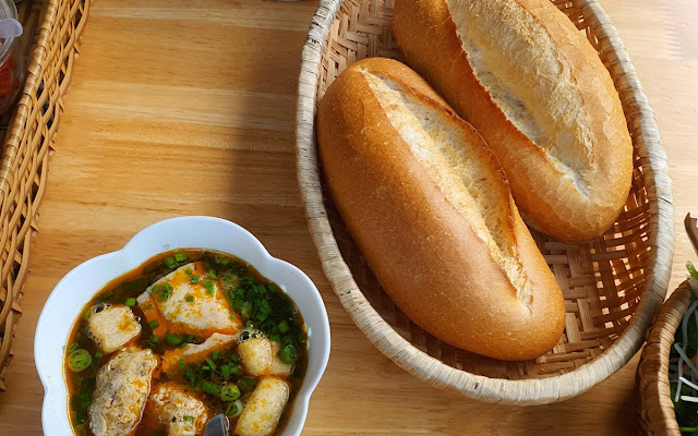 Bánh Mì Xíu Mại & Nui