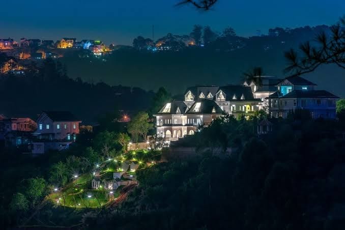 khách sạn vào buổi tối